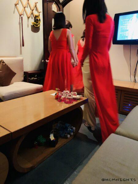 退室する子猫（KONEKO）のカラオケ・レディ達