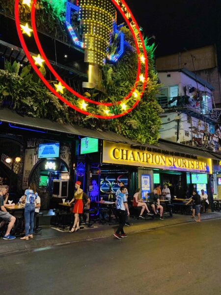 Bùi Viện(ブイビエン)通り入り口の夜景