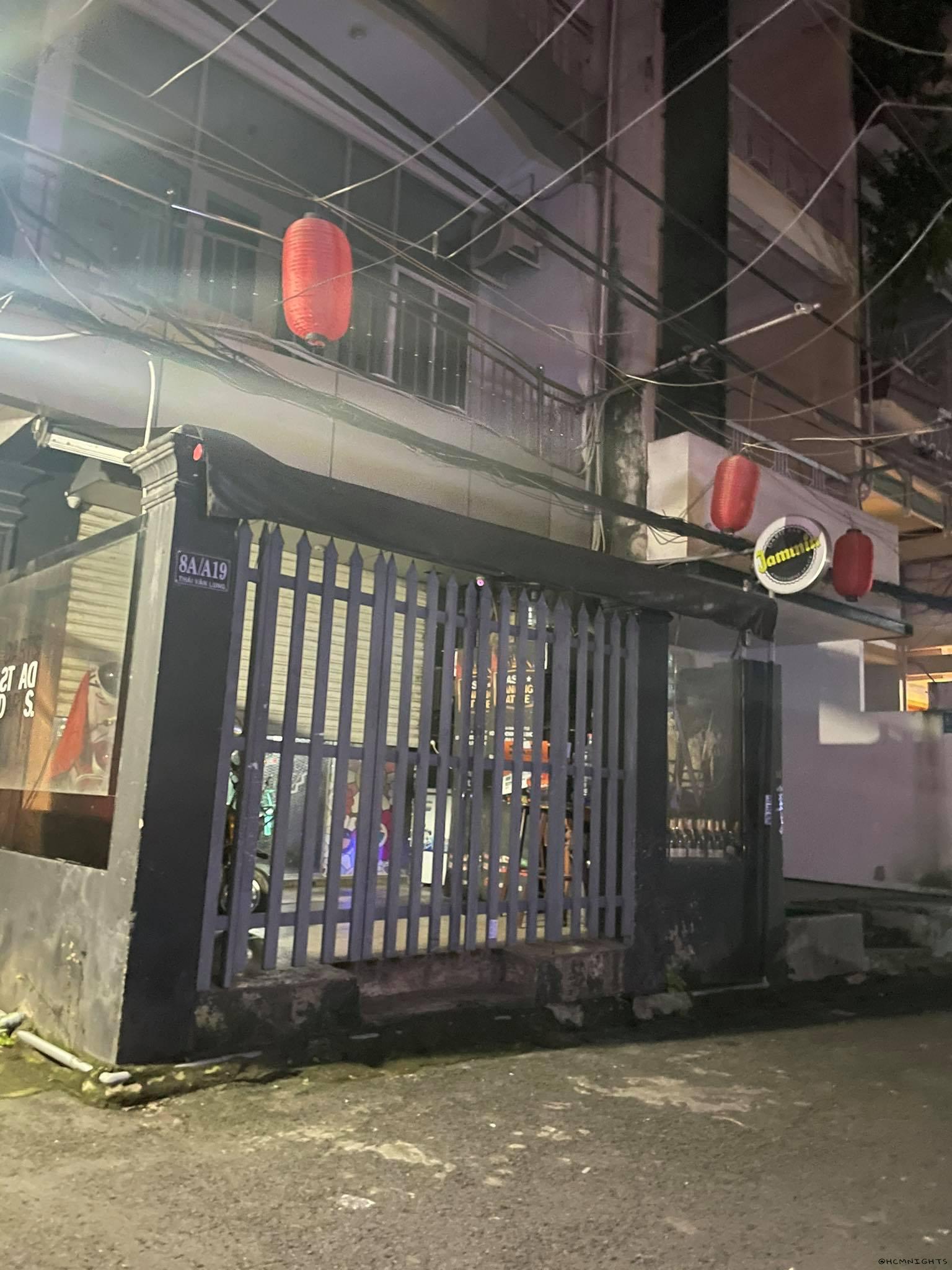 ホーチミン1区の夜の通り、まばらな人通り(2021年10月撮影)